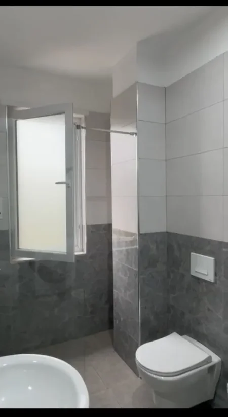 Tirane, jepet me qera apartament 2+1+Ballkon Kati 2, 96 m² 450 € (Univers City Apartament 2+1 Per Qera Totalisht I Mobiluar I Pabanuar Me Pare)