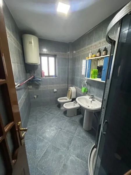 Tirane, jepet me qera apartament 2+1 Kati 5, 85 m² 700 € (Tek ish-Adidas, Myslym Shyri, Tirane.)