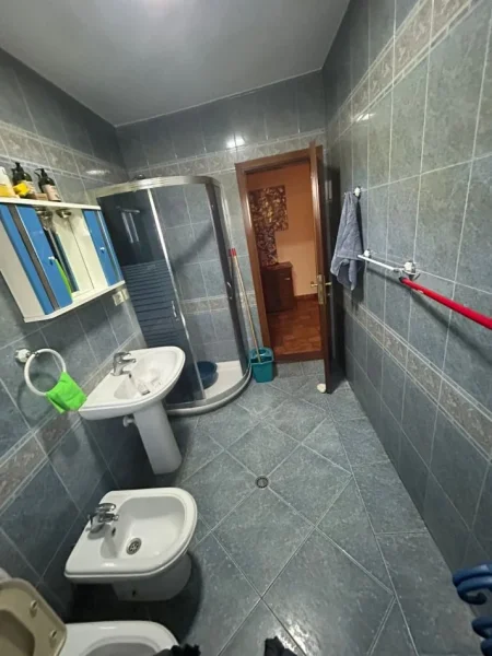 Tirane, jepet me qera apartament 2+1 Kati 5, 85 m² 700 € (Tek ish-Adidas, Myslym Shyri, Tirane.)