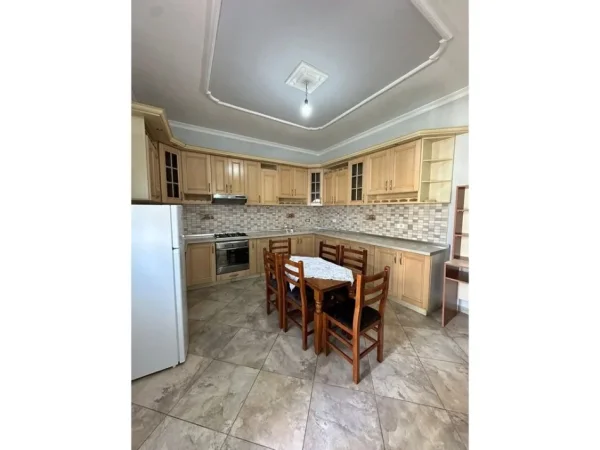 Tirane, jepet me qera apartament 2+1 Kati 2, 130 m² 500 € 