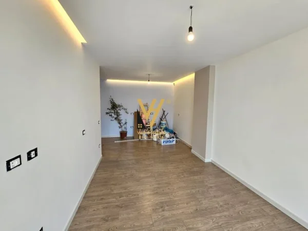 Tirane, jepet me qera zyre Kati 3, 90 m² 950 € (ZOGU I ZI)