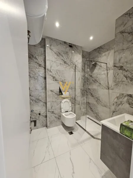 Tirane, jepet me qera zyre Kati 3, 90 m² 950 € (ZOGU I ZI)