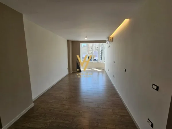 Tirane, jepet me qera zyre Kati 3, 90 m² 950 € (ZOGU I ZI)