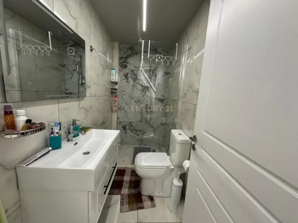 Tirane, jepet me qera apartament 1+1 Kati 1, 55 m² 500 € (Rruga Bardhyl)