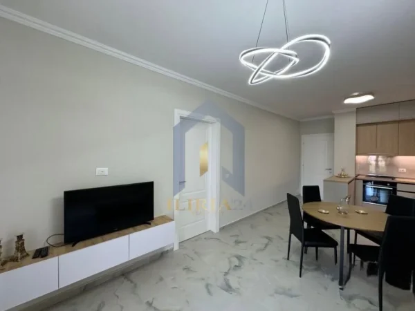 Tirane, jap me qera apartament 2+1+Ballkon Kati 4, 120 m² 700 € (Apartament 2+1 me qira tek “Kopshti Botanik”)