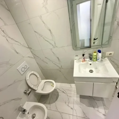 Tirane, jepet me qera apartament 1+1 Kati 8, 70 m² 800 € (Rruga e Kosovareve)