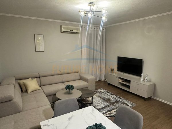 Tirane, jepet me qera apartament 1+1+Ballkon Kati 6, 83 m² 800 € (Qender)