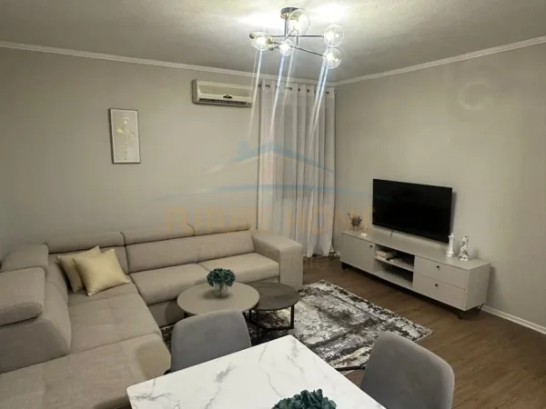 Tirane, jepet me qera apartament 1+1+Ballkon Kati 6, 83 m² 800 € (Qender)