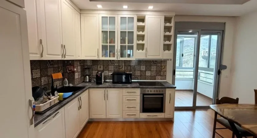 Tirane, jepet me qera apartament 2+1 Kati 5, 106 m² 800 € (liqeni i thate)