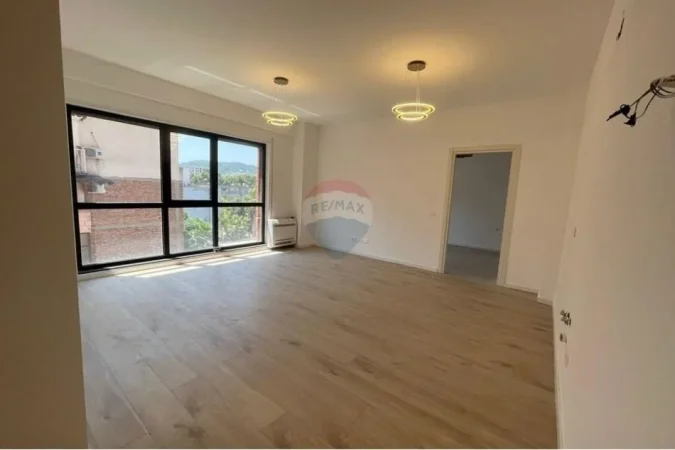 Tirane, jepet me qera zyre Kati 2, 67 m² 750 € 