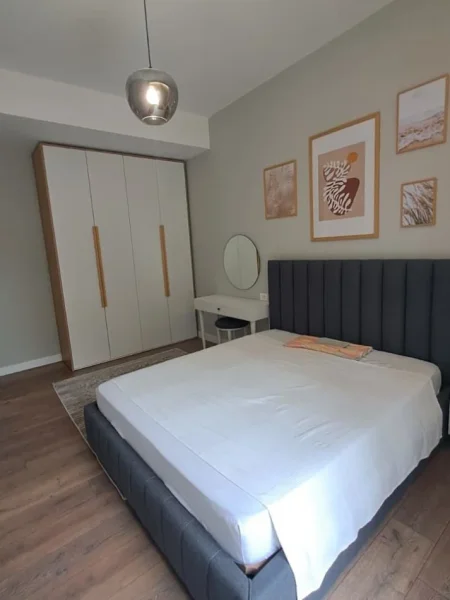 Tirane, jepet me qera apartament 3+1 Kati 1, 140 m² 1.500 € (kopshti botanik)