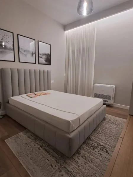 Tirane, jepet me qera apartament 3+1 Kati 1, 140 m² 1.500 € (kopshti botanik)