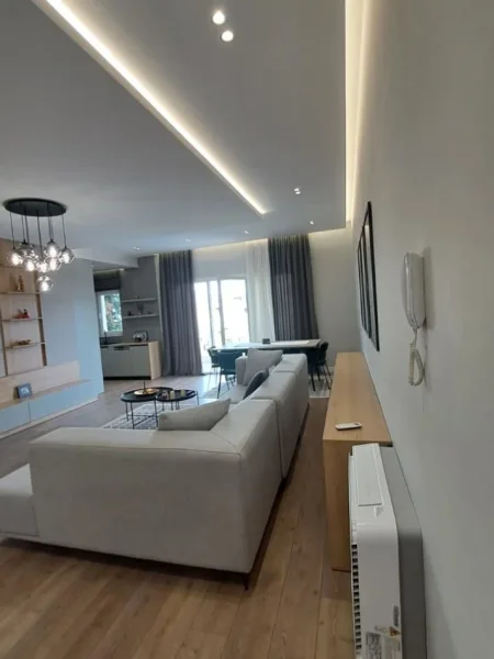 Tirane, jepet me qera apartament 3+1 Kati 1, 140 m² 1.500 € (kopshti botanik)