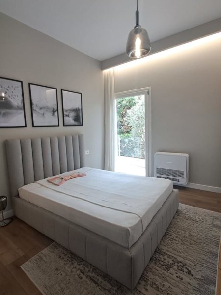 Tirane, jepet me qera apartament 3+1 Kati 1, 140 m² 1.500 € (kopshti botanik)