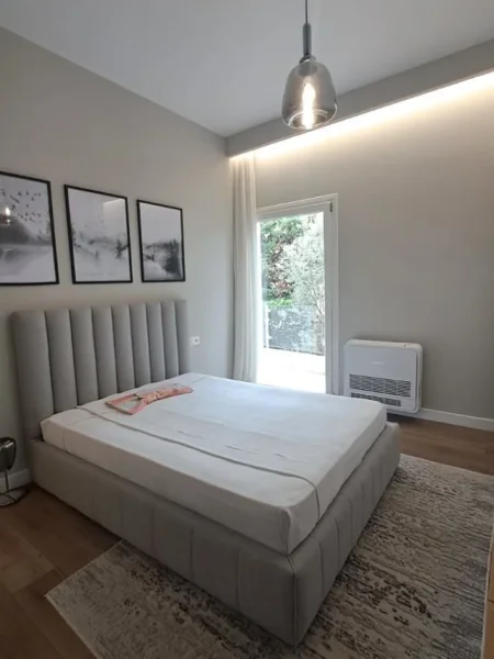Tirane, jepet me qera apartament 3+1 Kati 1, 140 m² 1.500 € (kopshti botanik)