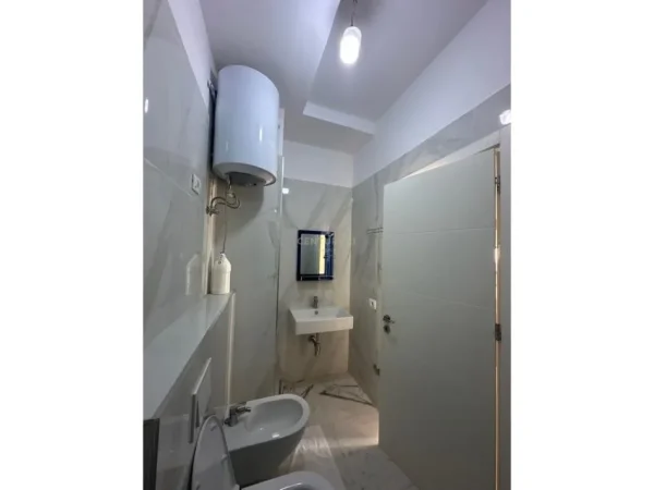 Tirane, jepet me qera apartament 2+1+Ballkon Kati 8, 80 m² 600 € 