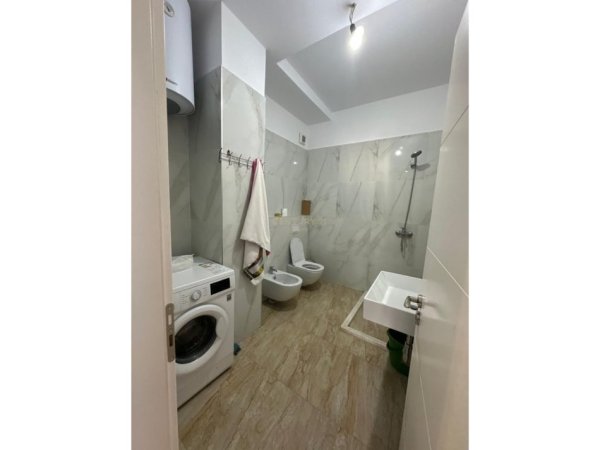 Tirane, jepet me qera apartament 2+1+Ballkon Kati 8, 80 m² 600 € 