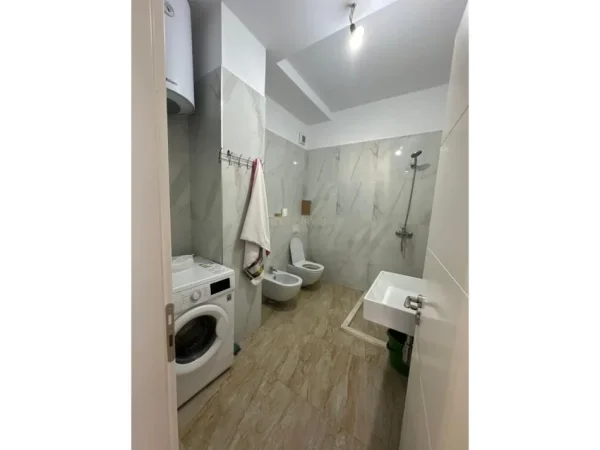 Tirane, jepet me qera apartament 2+1+Ballkon Kati 8, 80 m² 600 € 