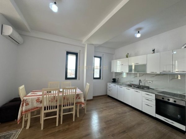 Tirane, jepet me qera apartament 2+1+Ballkon Kati 8, 80 m² 600 € 