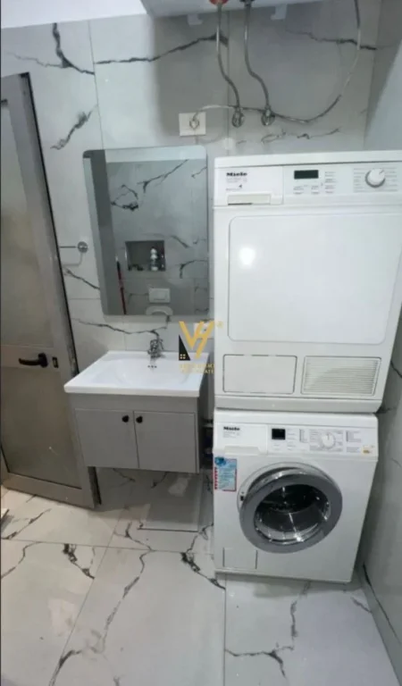 Tirane, jepet me qera apartament 1+1+Ballkon Kati 1, 50 m² 650 € (RRUGA E BARRIKADAVE)