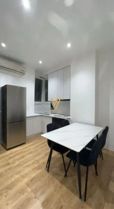 Tirane, jepet me qera apartament 1+1+Ballkon Kati 1, 50 m² 650 € (RRUGA E BARRIKADAVE)