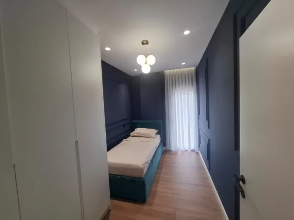 Vlore - Lungomare, jepet me qera apartament 2+1+Ballkon Kati 10, 90 m² 650 € (Rruga Aleksandër Moisiu | Pranë Rrapit &amp; Babo Bakery)