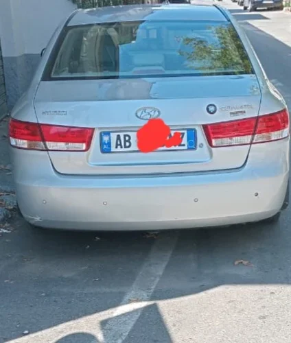 Tirane, shitet makine Nafte, gri metalizato automatik Kondicioner 144.000 km 5.000 €