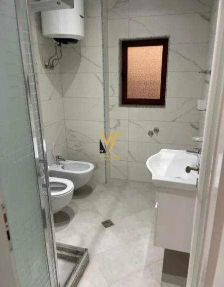 Tirane, jepet me qera apartament 3+1+Ballkon Kati 2, 140 m² 700 € (RRUGA FUAT TOPTANI)