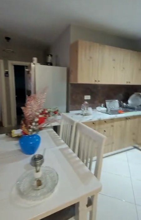 Tirane, jepet me qera apartament 2+1+Ballkon Kati 3, 85 m² 450 € (Kopshti Botanik)
