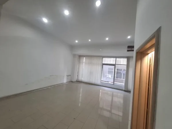Vlore, jepet me qera ambjent biznesi Kati 2, 70 m² 280 € (Blv. Ismail Qemali | Zona Conad)