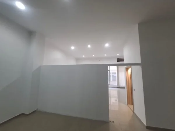 Vlore, jepet me qera ambjent biznesi Kati 2, 70 m² 280 € (Blv. Ismail Qemali | Zona Conad)