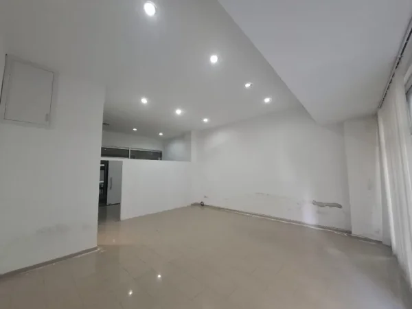 Vlore, jepet me qera ambjent biznesi Kati 2, 70 m² 280 € (Blv. Ismail Qemali | Zona Conad)