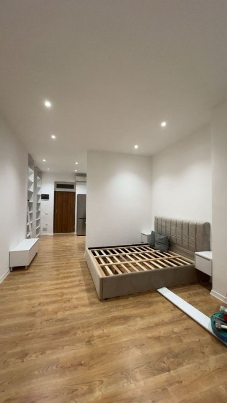 Tirane, jepet me qera apartament 1+1+Ballkon Kati 1, 50 m² 650 € (Rruga e Barrikadave)