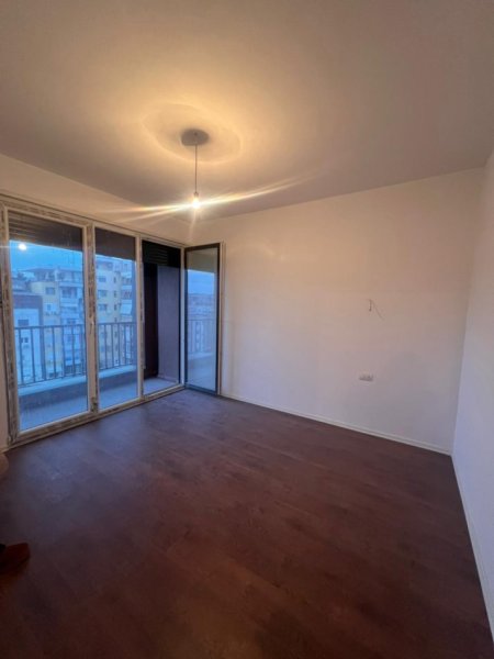Tirane, jepet me qera zyre Kati 6, 95 m² 800 € (PAZARI I RI)