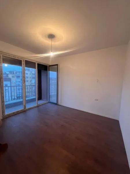 Tirane, jepet me qera zyre Kati 6, 95 m² 800 € (PAZARI I RI)