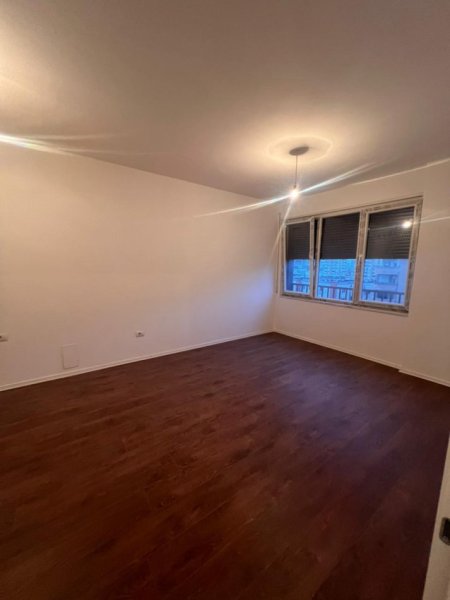 Tirane, jepet me qera zyre Kati 6, 95 m² 800 € (PAZARI I RI)