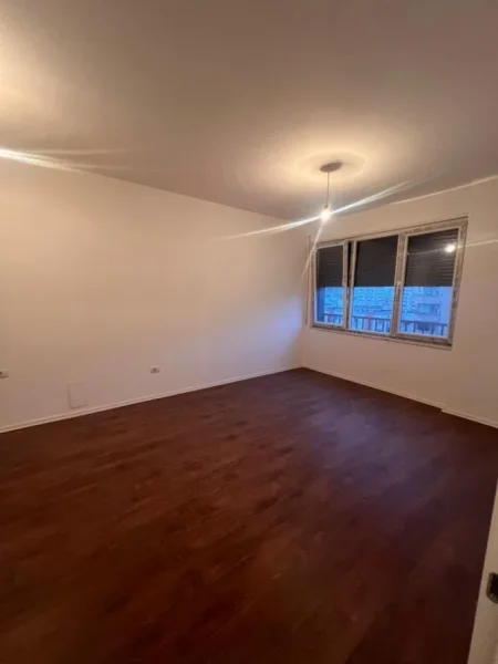 Tirane, jepet me qera zyre Kati 6, 95 m² 800 € (PAZARI I RI)