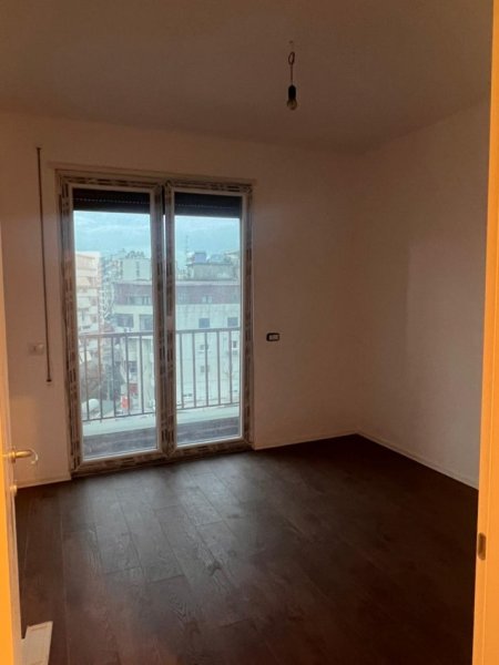 Tirane, jepet me qera zyre Kati 6, 95 m² 800 € (PAZARI I RI)