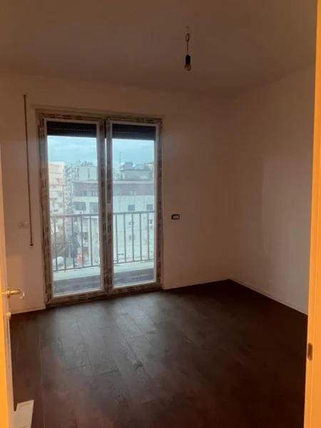 Tirane, jepet me qera zyre Kati 6, 95 m² 800 € (PAZARI I RI)