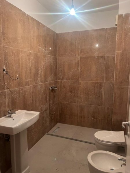 Tirane, jepet me qera zyre Kati 6, 95 m² 800 € (PAZARI I RI)