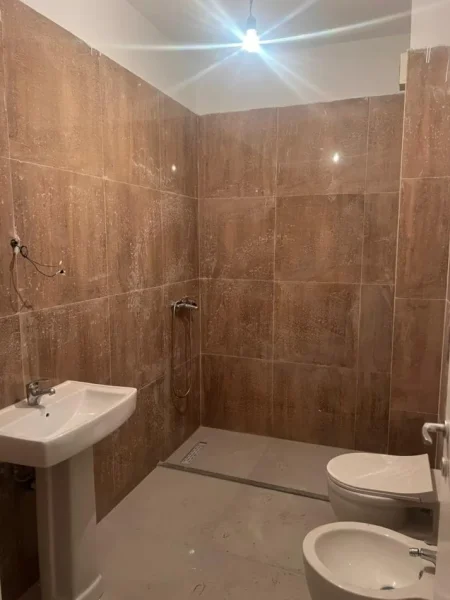 Tirane, jepet me qera zyre Kati 6, 95 m² 800 € (PAZARI I RI)