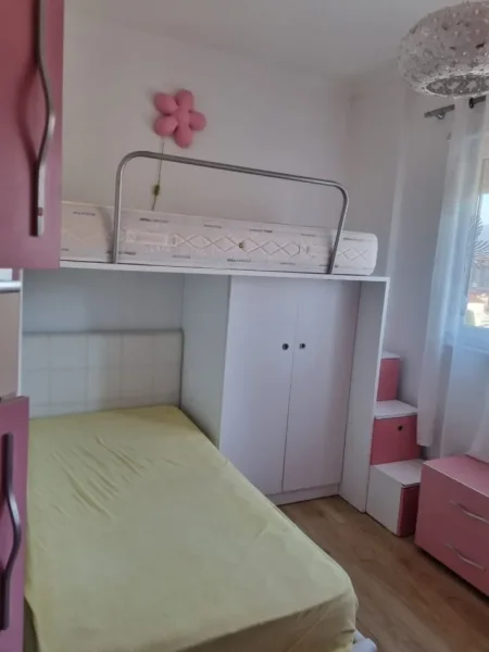 Tirane, jepet me qera apartament 2+1+Ballkon Kati 8, 90 m² 600 € (ALI DEMI)