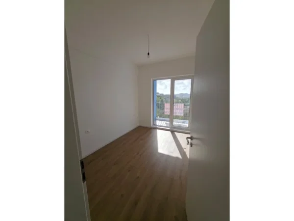 Tirane, shitet apartament 1+1+Aneks+Ballkon Kati 1, 90.000 € (Fresku)