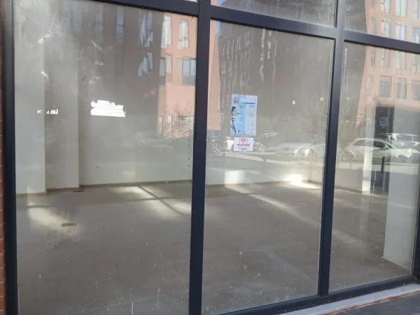 Tirane, jap me qera ambjent biznesi Kati 0, 60 m² 1.200 € (Jordan Misja)