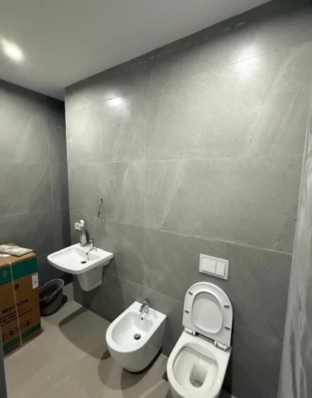 Tirane, jepet me qera apartament 2+1 , 110 m² 1.000 € 