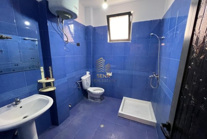 Tirane, jepet me qera apartament 1+1 Kati 1, 50 m² 350 € (Rruga Lord Bajron)