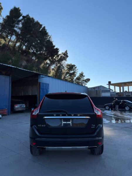 Elbasan, Shitet VOLVO XC60, Benzin, blu e errët automatik 169.000 km 9.600 €