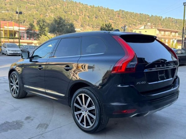 Elbasan, Shitet VOLVO XC60, Benzin, blu e errët automatik 169.000 km 9.600 €