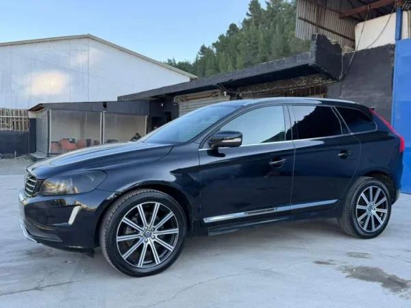 Elbasan, Shitet VOLVO XC60, Benzin, blu e errët automatik 169.000 km 9.600 €