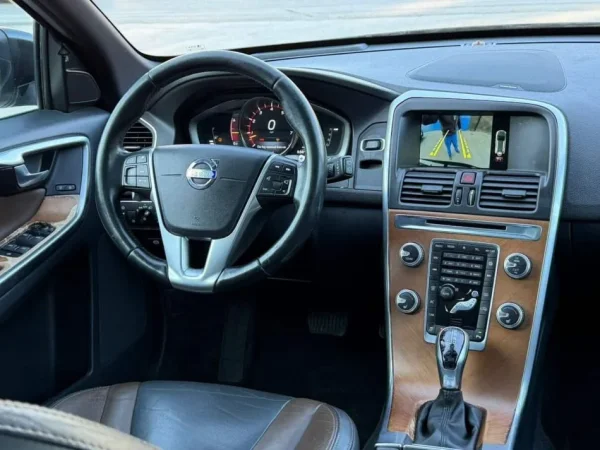 Elbasan, Shitet VOLVO XC60, Benzin, blu e errët automatik 169.000 km 9.600 €